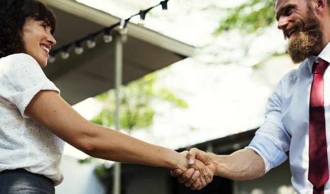 2 Geschäftspartner einigen sich