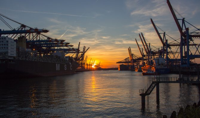 Sonnenuntergang im Hamburger Hafen